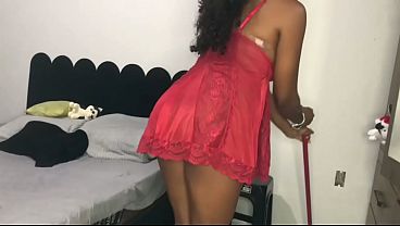 Essa empregada sexy montou em mim com sede, fez um boquete daquele que engole cada centímetro do meu pau e não parou até sugar a última gota